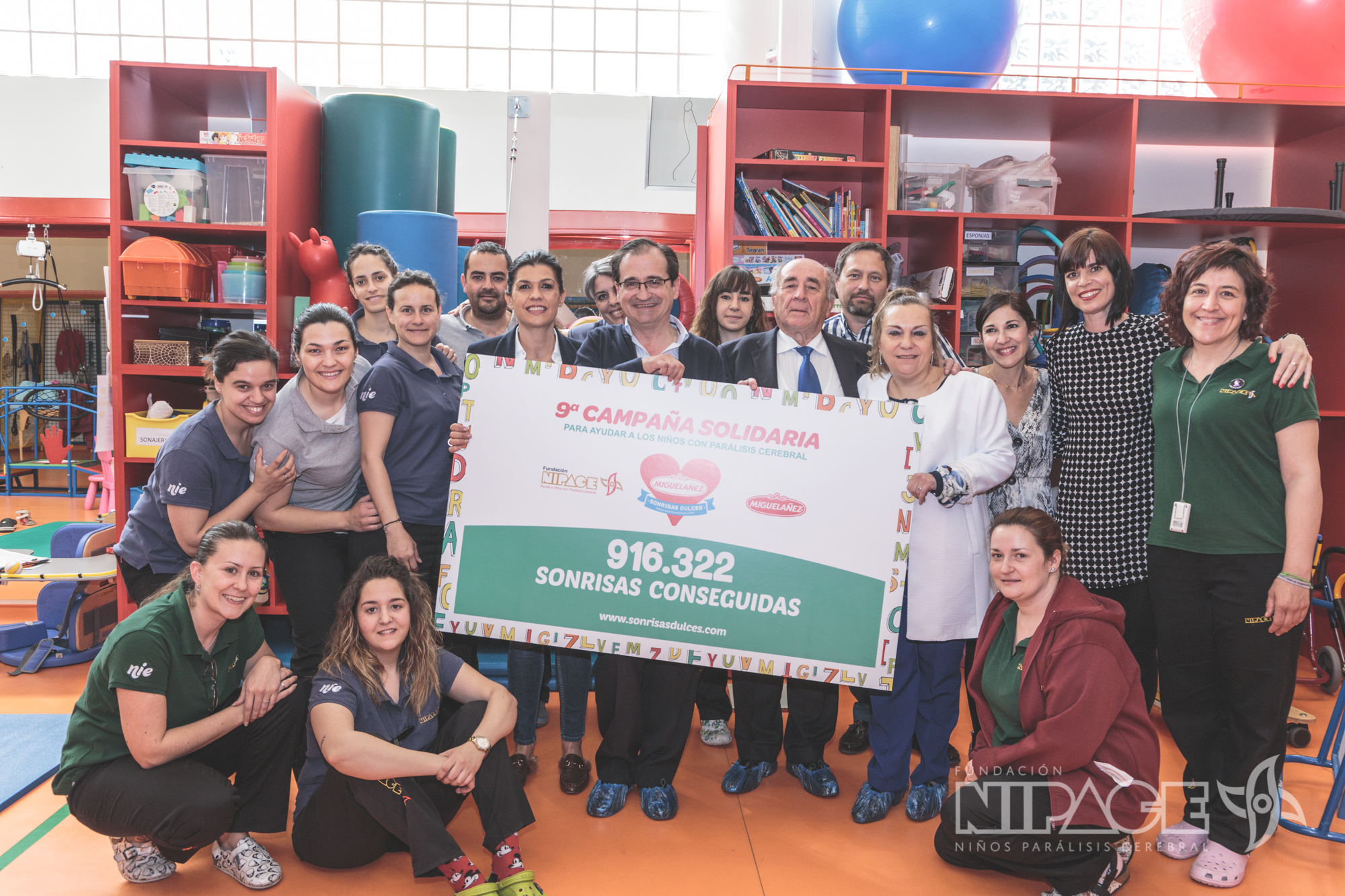 Momento de la entrega del cheque solidario a Nipace. 